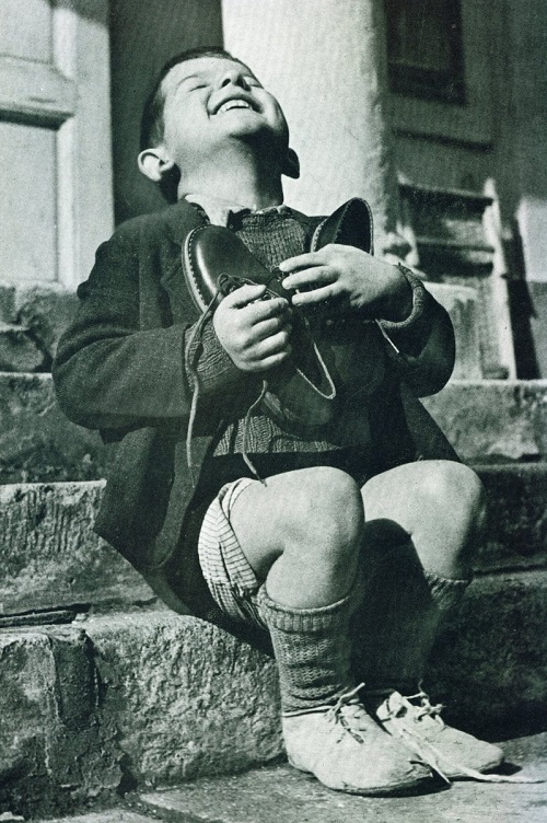 Sreća dečaka koji je dobio nove cipele, slika uz tekst Katarine Jovanović