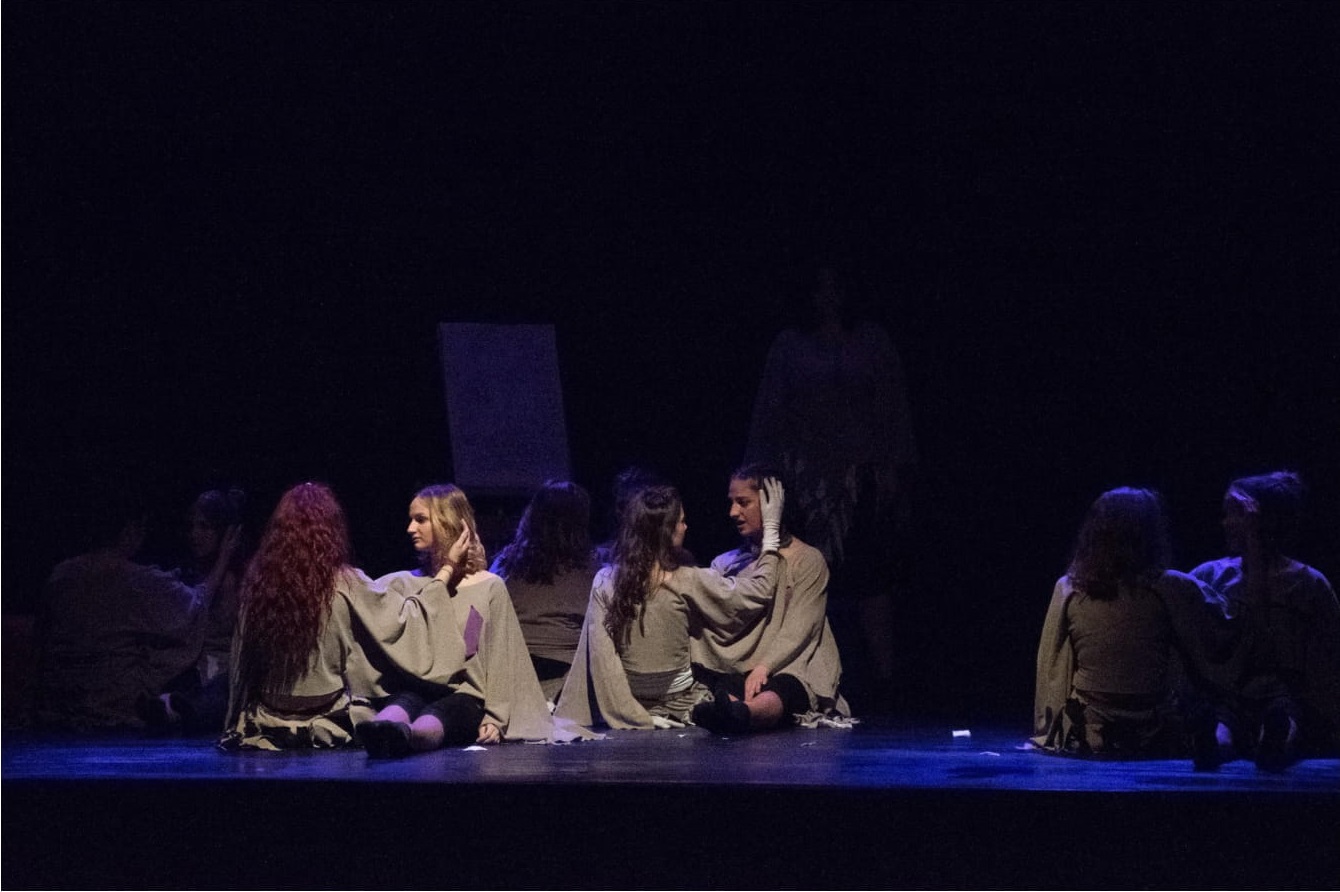 Slika sa premijere predstave Preživeću, Teatra Ulica