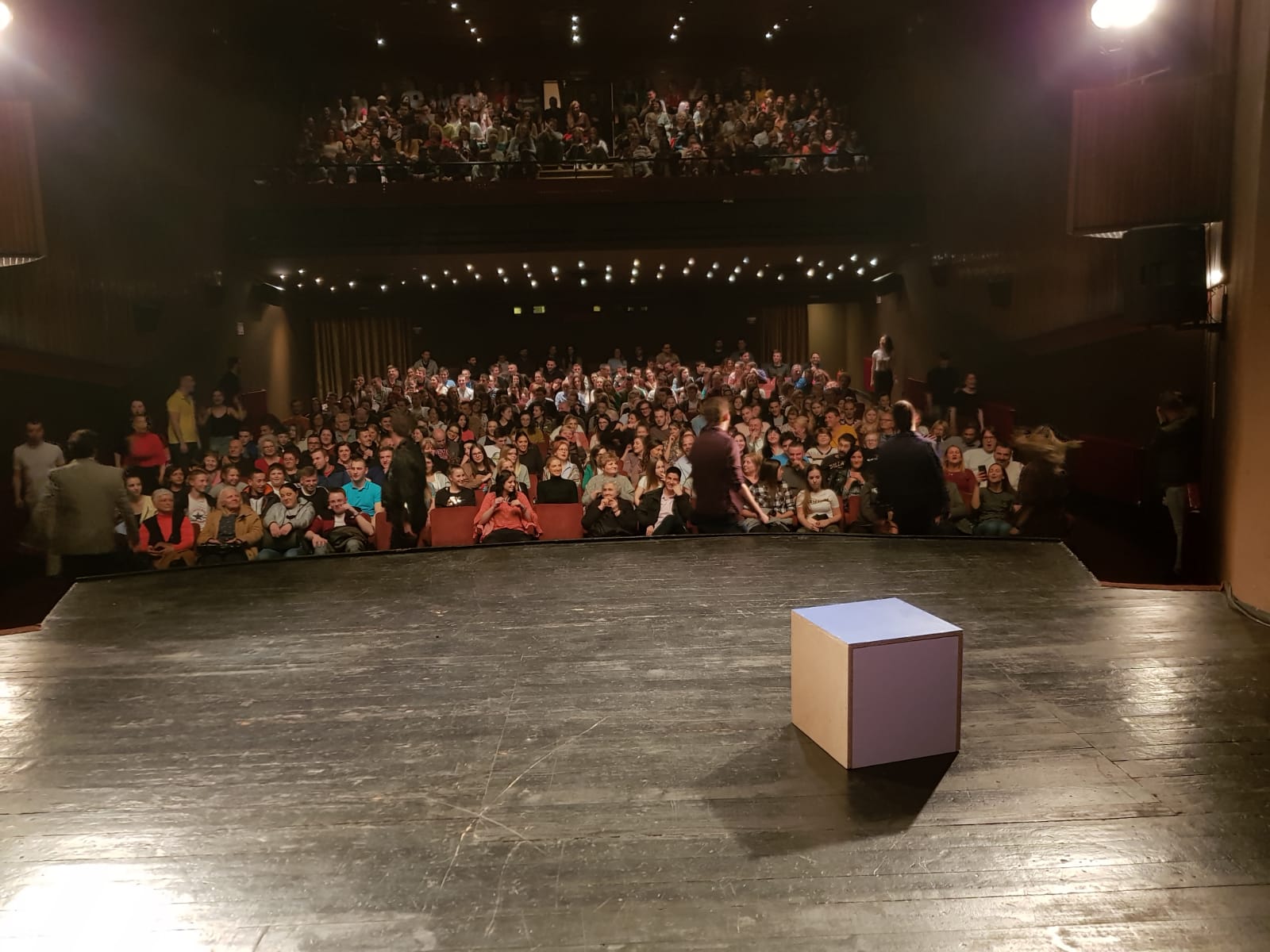 Scena Akademije 28 i sva sedišta popunjena publikom prilikom izvođenja predstave „Kako ste?”